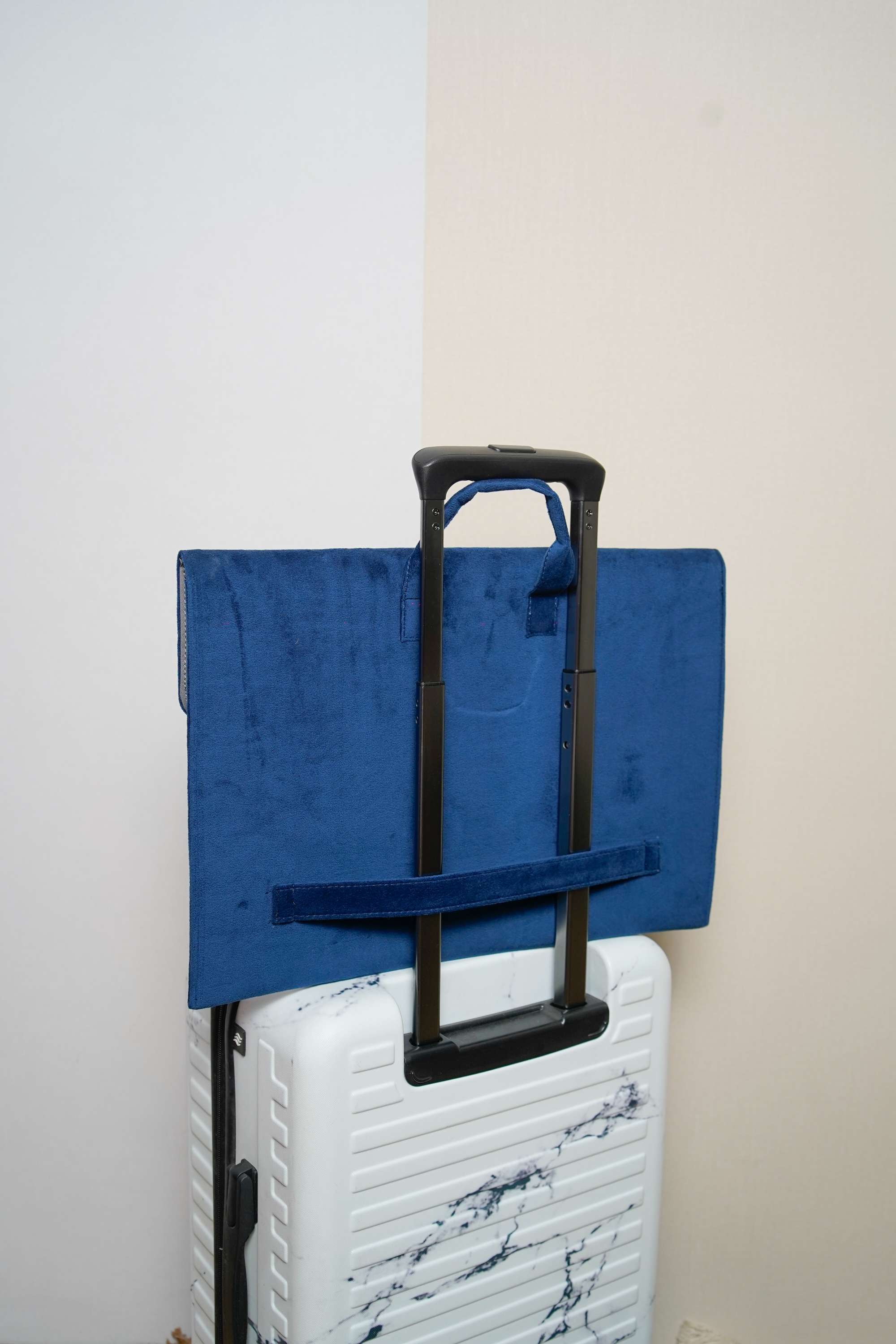 LAPTOP SLEEVE & DOCUMENT HOLDER MAGIC BUST